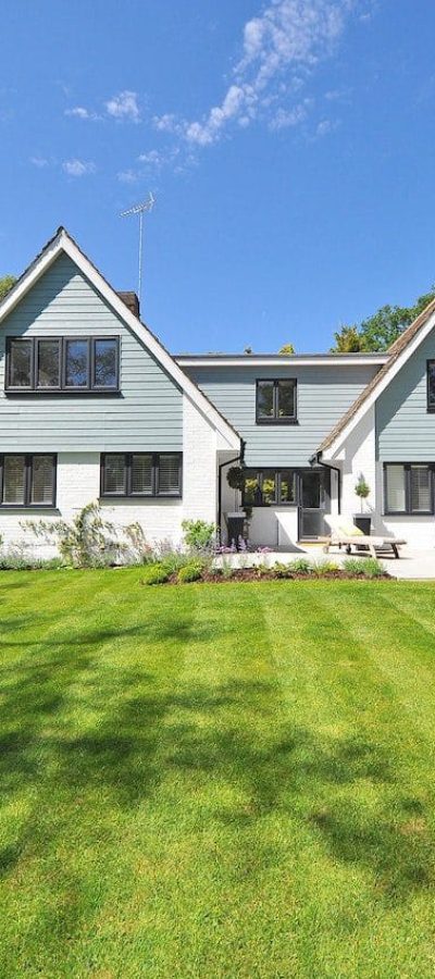 Spacious Home with Large Green Yard for Sale in Calgary – Ideal for Families! Beautiful spacious home with a large green yard in Calgary, perfect for families looking for outdoor space and comfort.